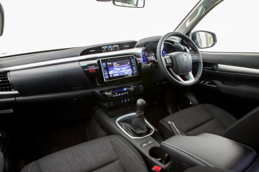 Интерьер Toyota Hilux Invincible Double Cab 2016 года  (UK) (фото 1 из 30)